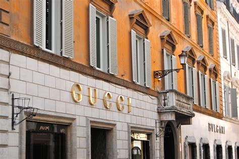 gucci chiude a roma|Gucci trasferisce le sedi dell’ufficio di stile da Roma a Milano .